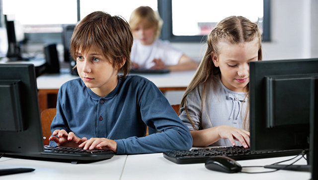  Дети за компьютером