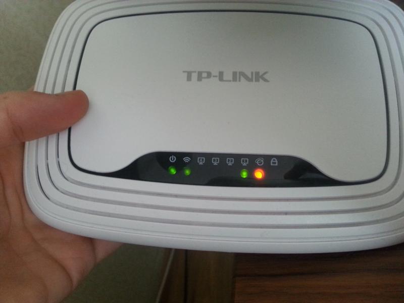 Почему фай фай мигает. TP link wr841n лампочки. TP-link TL-wr841n индикаторы. Горит оранжевый индикатор на роутере TP-link. N300 Wi-Fi роутер индикаторы.